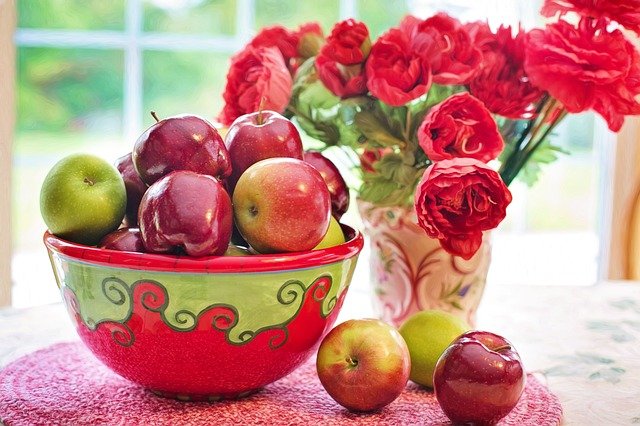 La pomme est riche en pectine, une fibre naturelle qui aide à réguler les niveaux de sucre dans le sang et à éliminer les graisses. (Image : Jill Wellington / Pixabay)