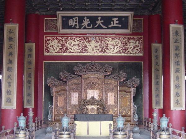 Trône impérial dans le palais de Pureté céleste. (Image : Wikipédia / DF08 / CC BY-SA 3.0 )