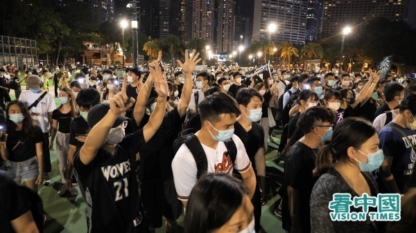 À l’occasion du 31e anniversaire du 4 juin, les habitants de Hong Kong ont tenu à exposer leur deuil à la lumière des bougies dans le parc Victoria, malgré l’interdiction. (Image : Huang Wei / Vision Times)